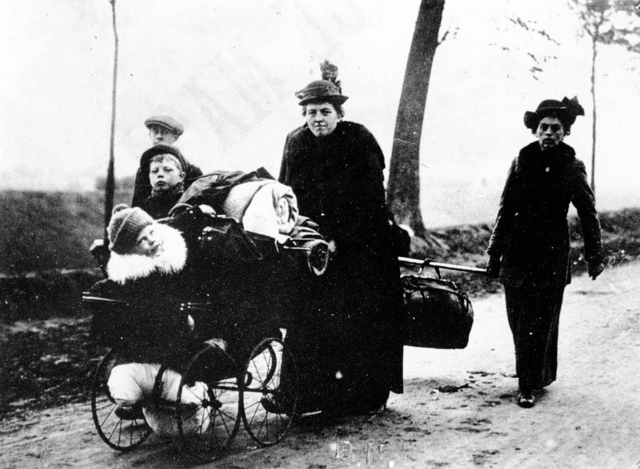 Belgičtí uprchlíci přijíždějící do Francie, 1914 od French Photographer
