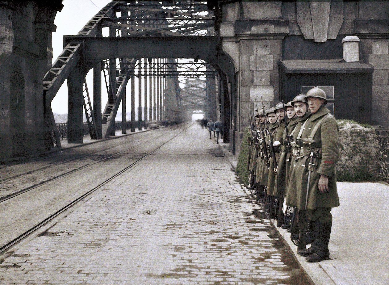 Belgičtí vojáci střežící most během okupace demilitarizované zóny Porýní belgickými a francouzskými jednotkami, Německo, 1921 (autochrom) od French Photographer
