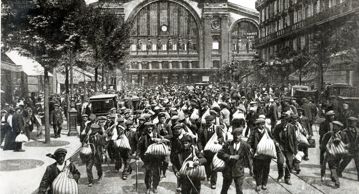 Belgičané a uprchlíci z napadených regionů přijíždějí do Paříže na Gare du Nord, 1914 od French Photographer