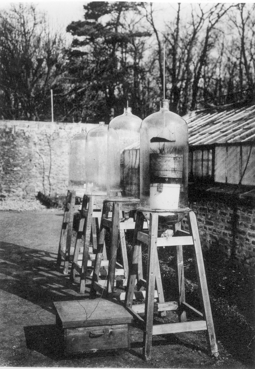 Zvonové nádoby používané ke studiu atmosférického dusíku pod vlivem elektřiny na stanici Marcellin Bertholet, Meudon, z knihy o 400 letech College de France, vydané v roce 1930 (bw ph od French Photographer