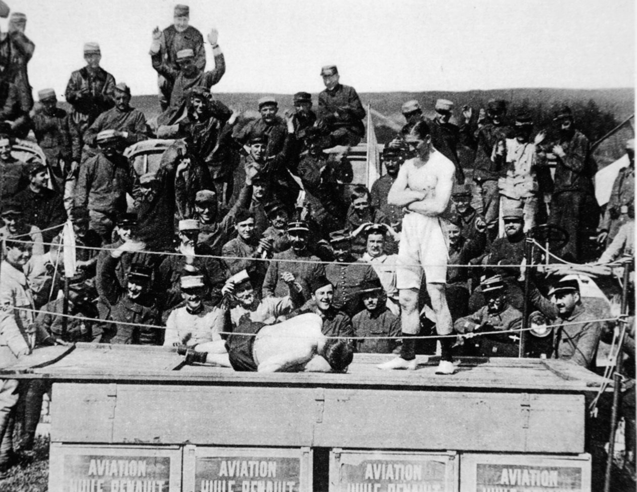 Carpentier dává úder vepředu: slavný boxer si znovu nasazuje rukavice, aby uctil hrdinu, z The Illustrated War News od French Photographer