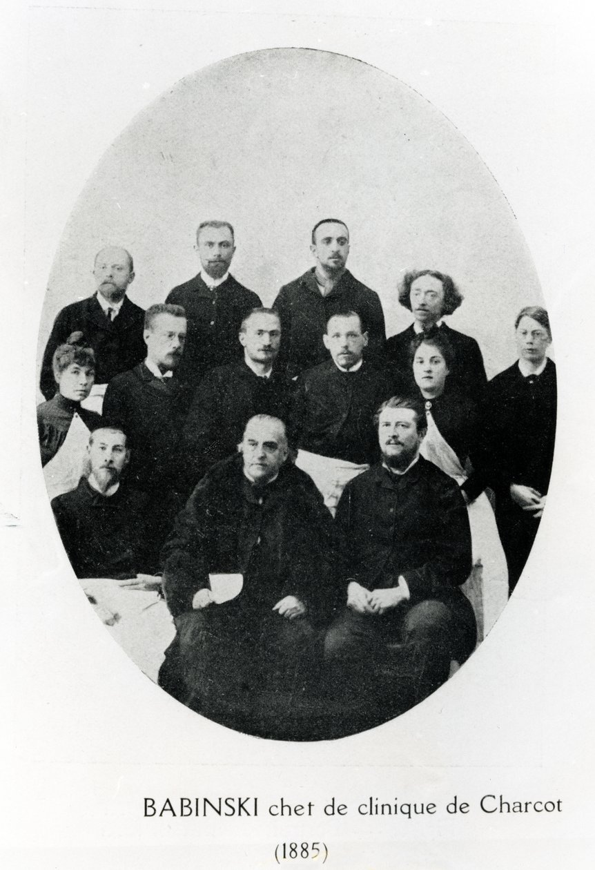 Charcot se svým šéfkuchařem de clinique Babinskim a skupinou stážistů a lékařů v nemocnici Salpetrière, Paříž, 1885 od French Photographer