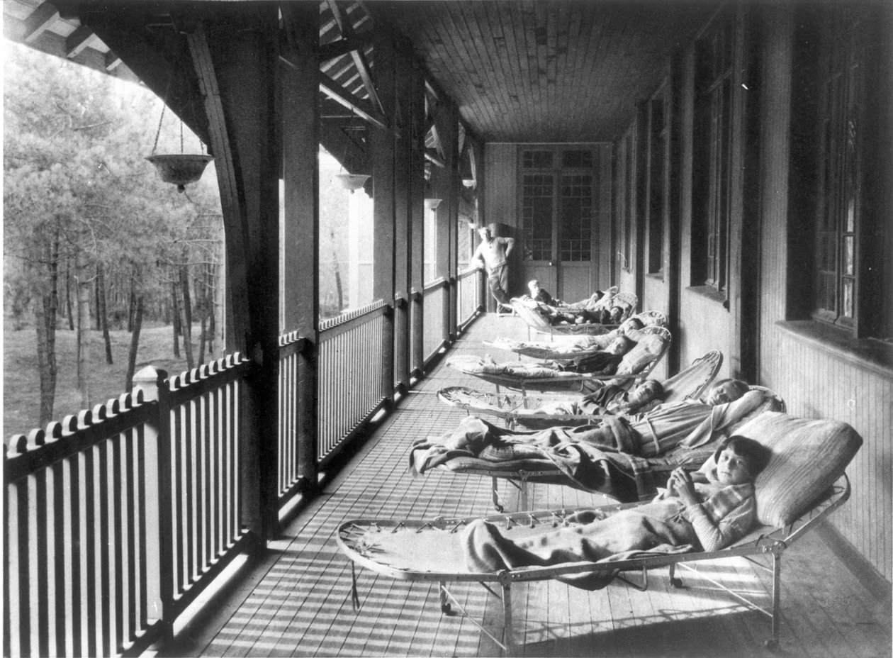 Děti v zotavovně ve Vogézách, z brožury pro družstvo LEnfance, kolem roku 1930 od French Photographer