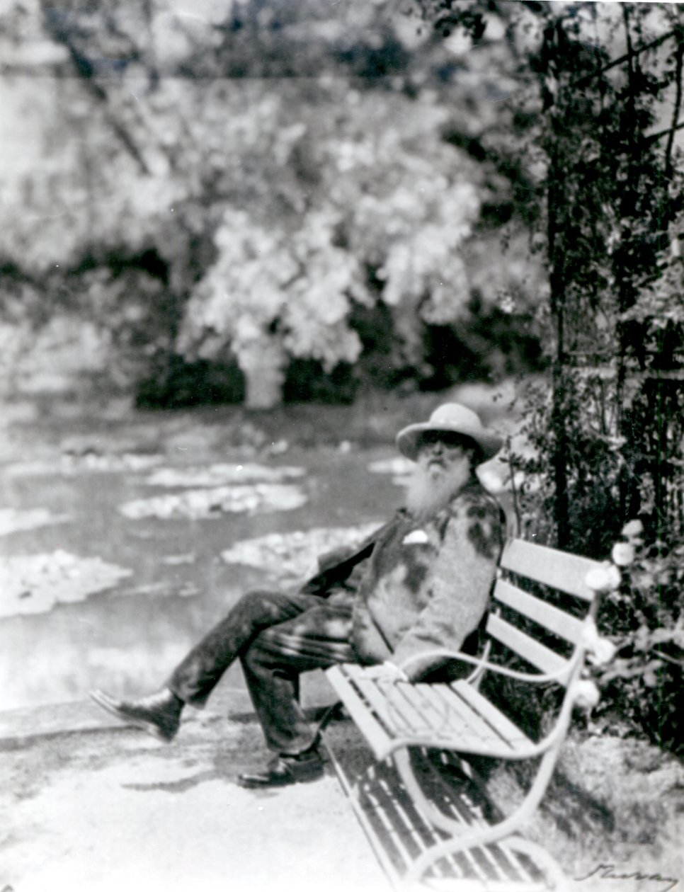 Claude Monet (1841-1926) ve své zahradě v Giverny, kolem roku 1920 od French Photographer