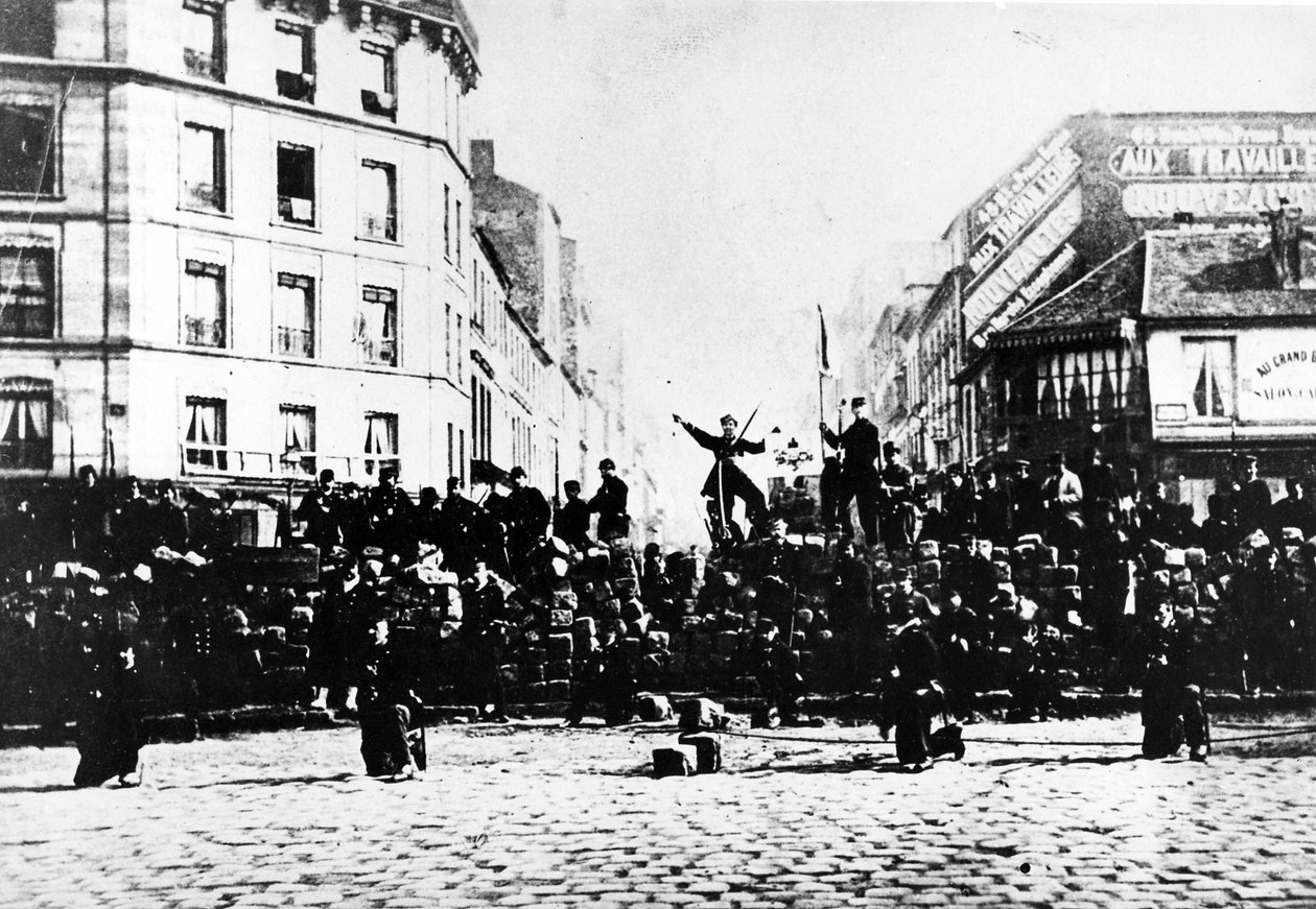 Barikáda komunardů na Montmartru, 1871 od French Photographer