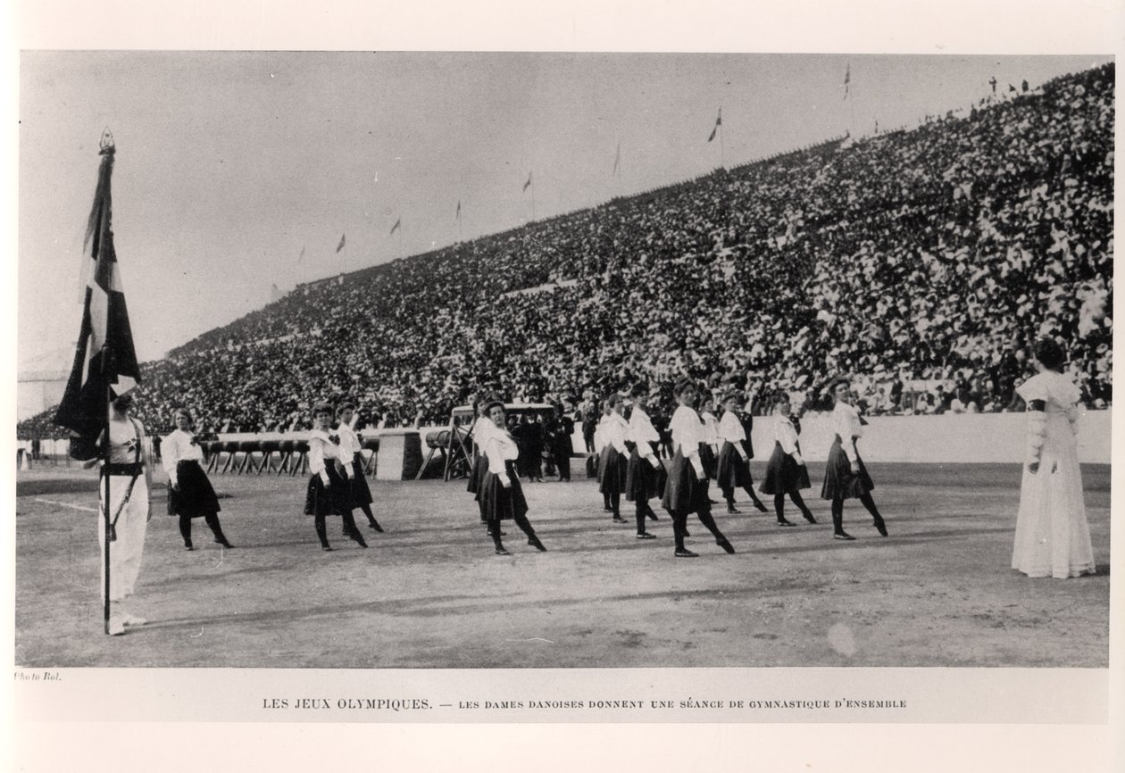 Dánské ženy předvádějící ukázku skupinové gymnastiky na olympijských hrách v Aténách, z Les Sports Modernes, 1906 od French Photographer