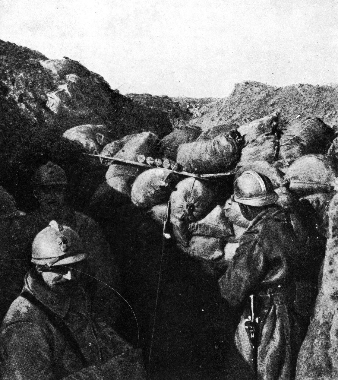 Nepřátelé ve stejném zákopu během první světové války, francouzští a němečtí vojáci odděleni pouze zdí z pytlů s pískem (černobílá fotografie) od French Photographer