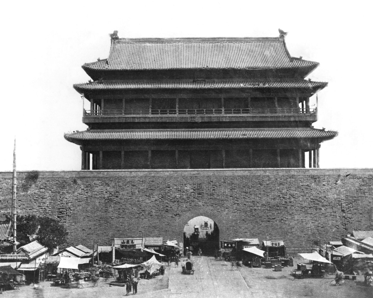 Vchod do vnitřní zdi, Peking, Čína, c.1900 od French Photographer