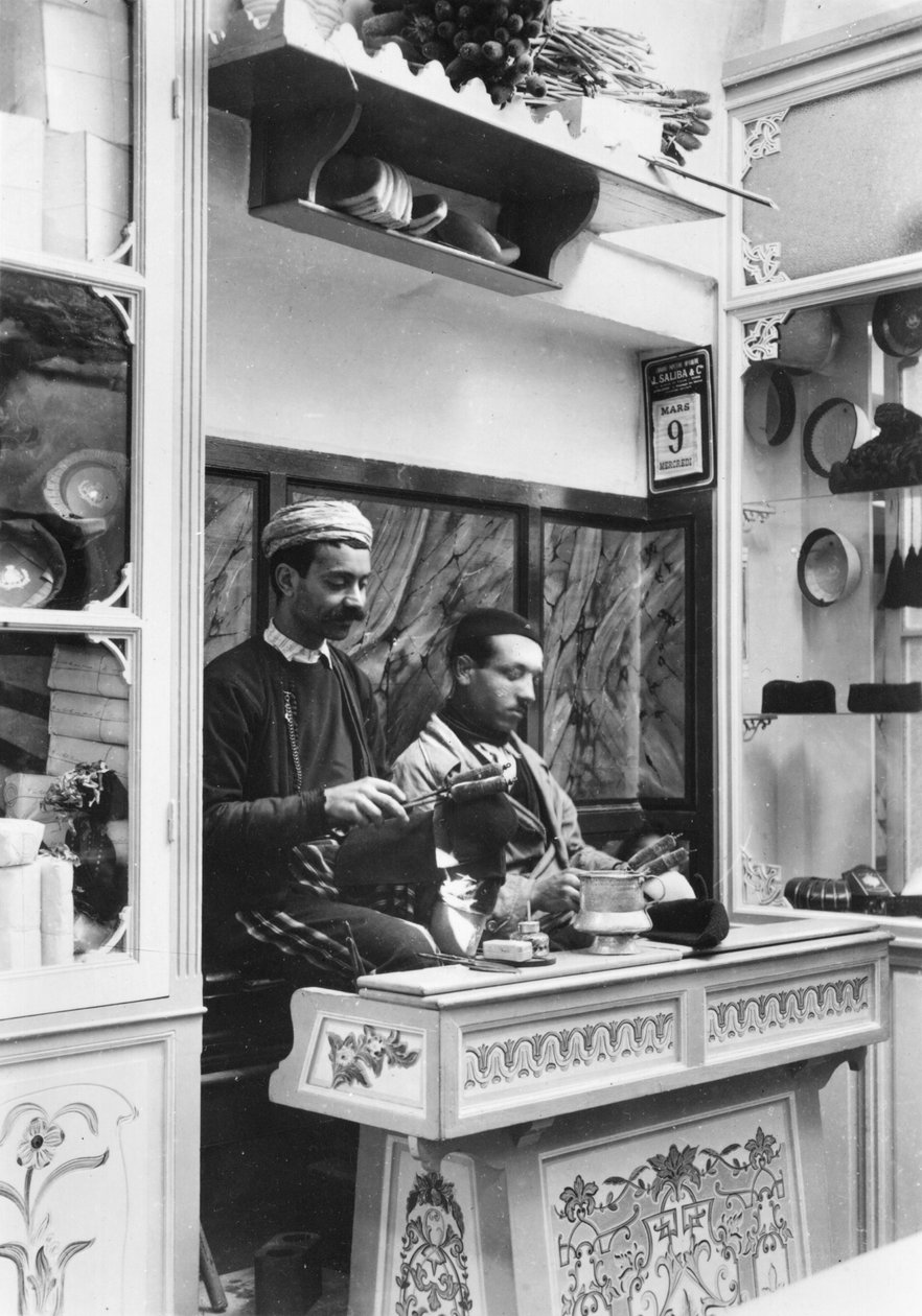 Výroba fezu, cca 1900 od French Photographer