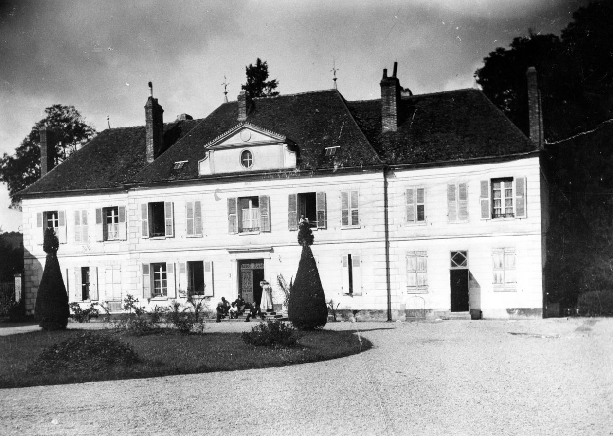 Facade of the Relais, domov Natansonů ve Villeneuve sur Yonne od French Photographer