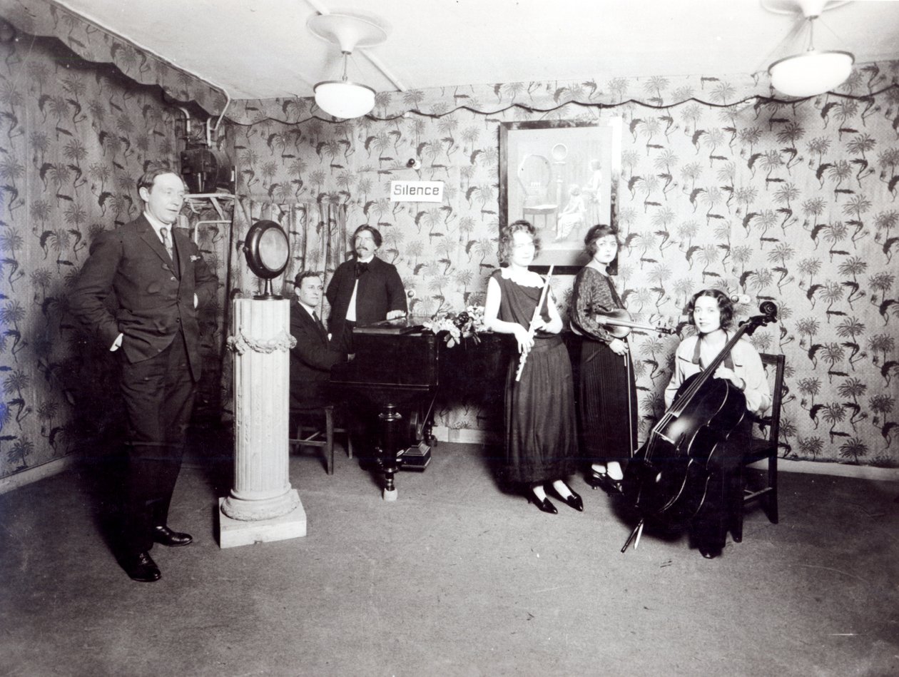 Francouzské rozhlasové nahrávací studio, c. 1920-30 od French Photographer