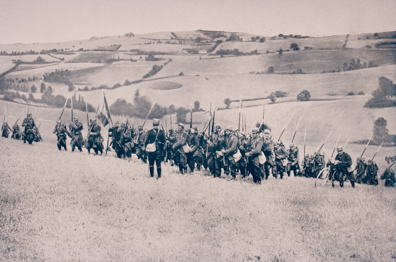 Francouzská pěchota postupující zemědělskou půdou v severovýchodní Francii od French Photographer