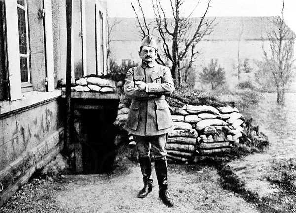 Generál Charles Marie Emmanuel Mangin (1866-1925) před svým postem, 1916 od French Photographer