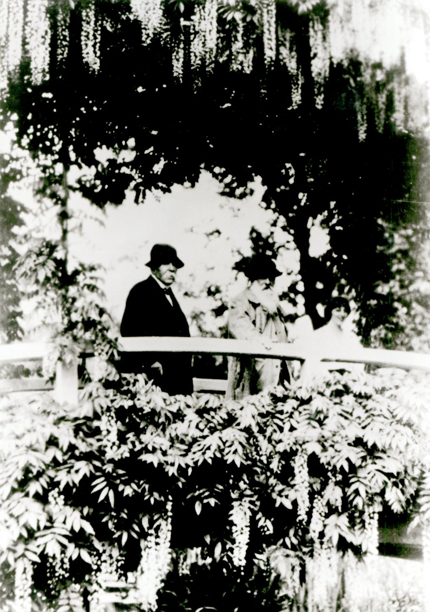 Georges Clemenceau (1841-1929) Claude Monet (1841-1926) a Alice Butler (1894-1949) na japonském mostě v zahradě Monets, Giverny, 1921 od French Photographer