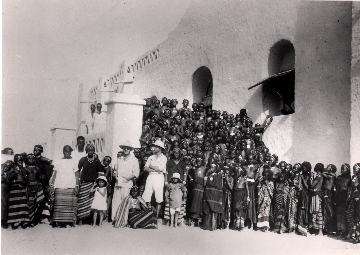 Skupina mladých dívek před rezidencí ve Filinge poblíž Nyamey, Niger, 1929 od French Photographer