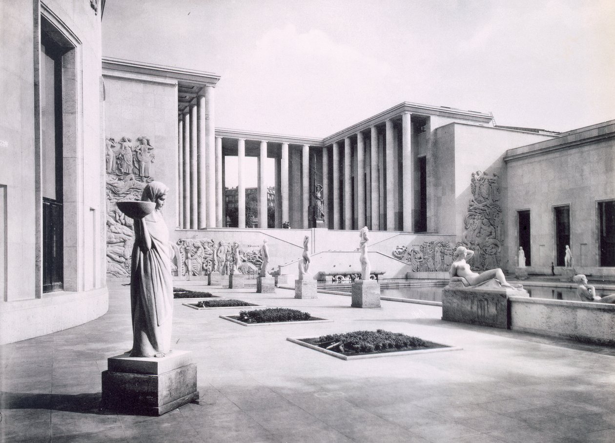Vnitřní nádvoří Muzea moderního umění na Mezinárodní výstavě v Paříži, 1937 od French Photographer
