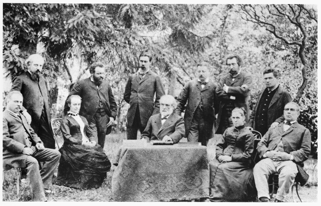 Jean-Baptiste Andre Godin (1817-88) spolu se členy prvního setkání řídícího Guise Familistery, 1885 od French Photographer