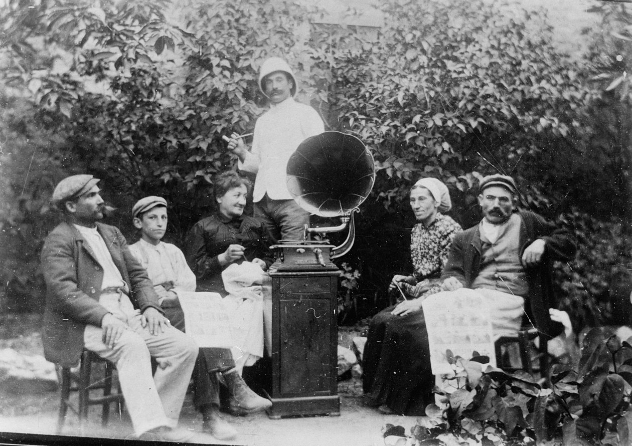 Poslech gramofonu poblíž Beziers, c. 1910 od French Photographer