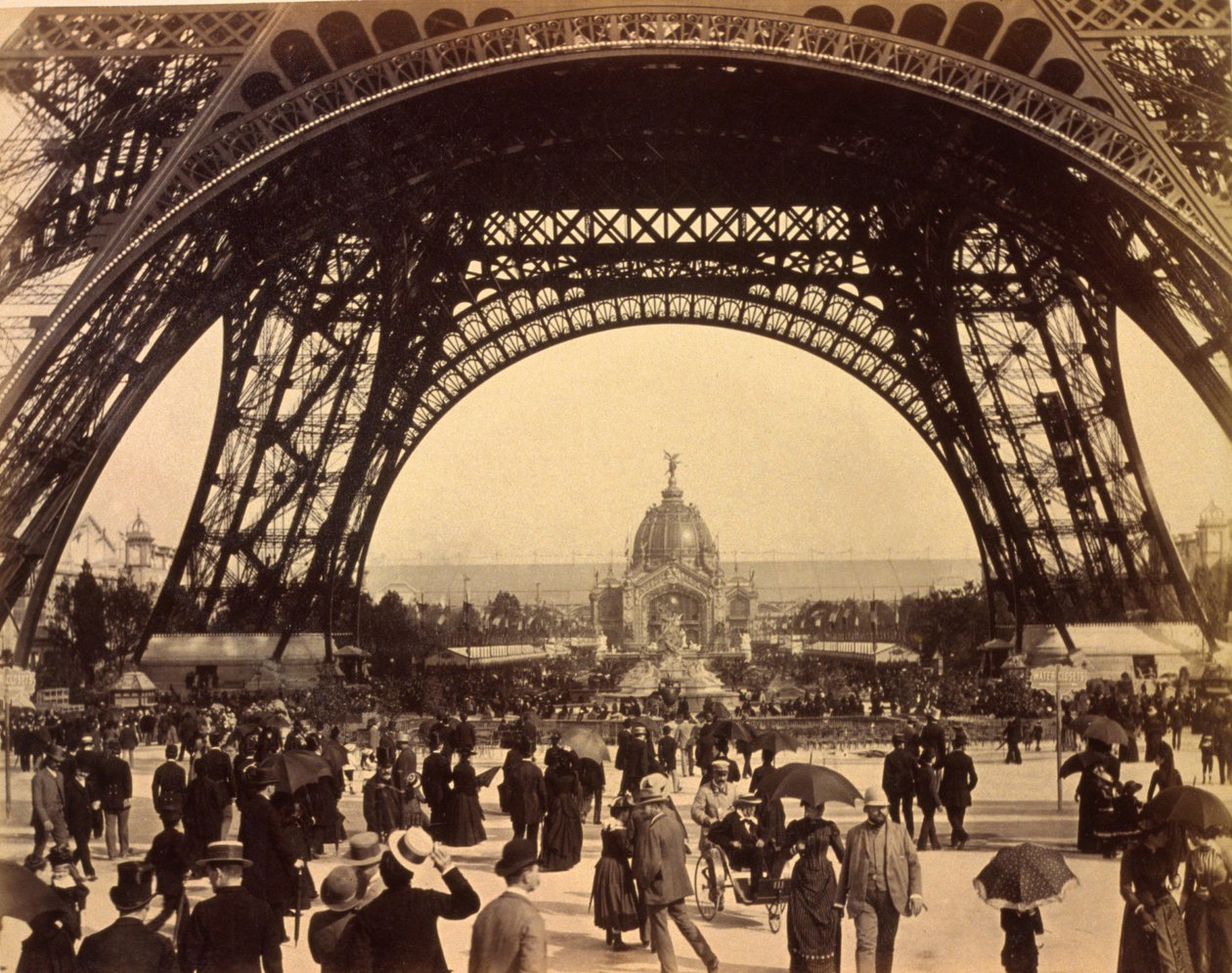 Pohled přes základnu Eiffelovy věže, pohled směrem k Central Dome, pařížská výstava, 1889 (sépiová fotografie) od French Photographer