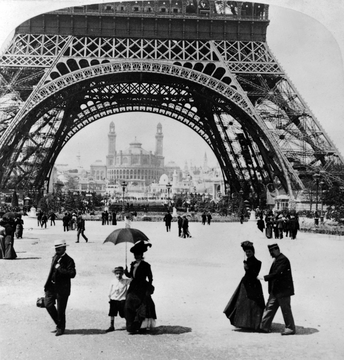 Pohled přes základnu Eiffelovy věže na nádraží Trocadero a Colonial, pařížská výstava, 1900 od French Photographer