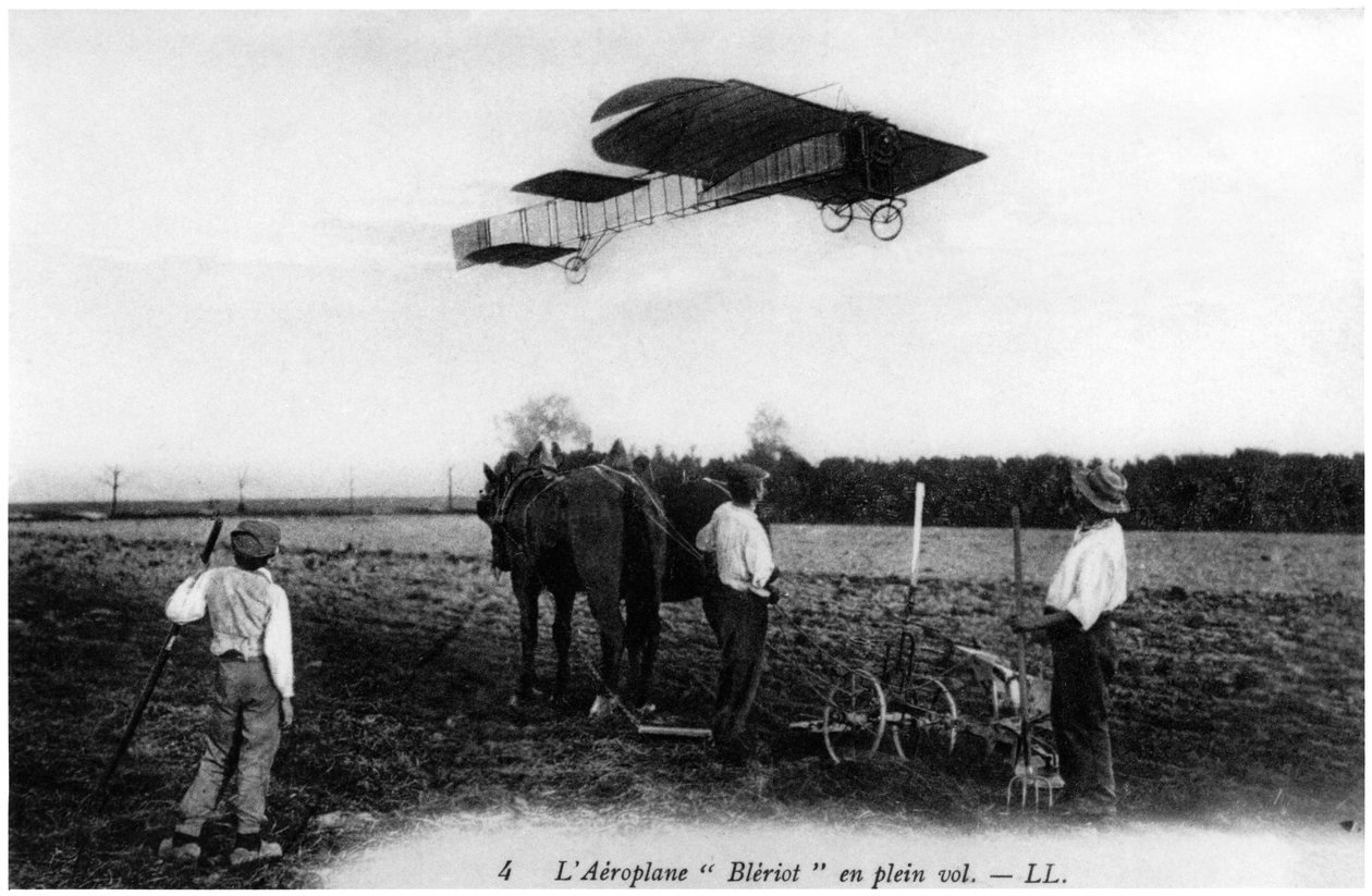 Louis Bleriot (1872-1936) létající ve svém letadle, kolem roku 1909 od French Photographer