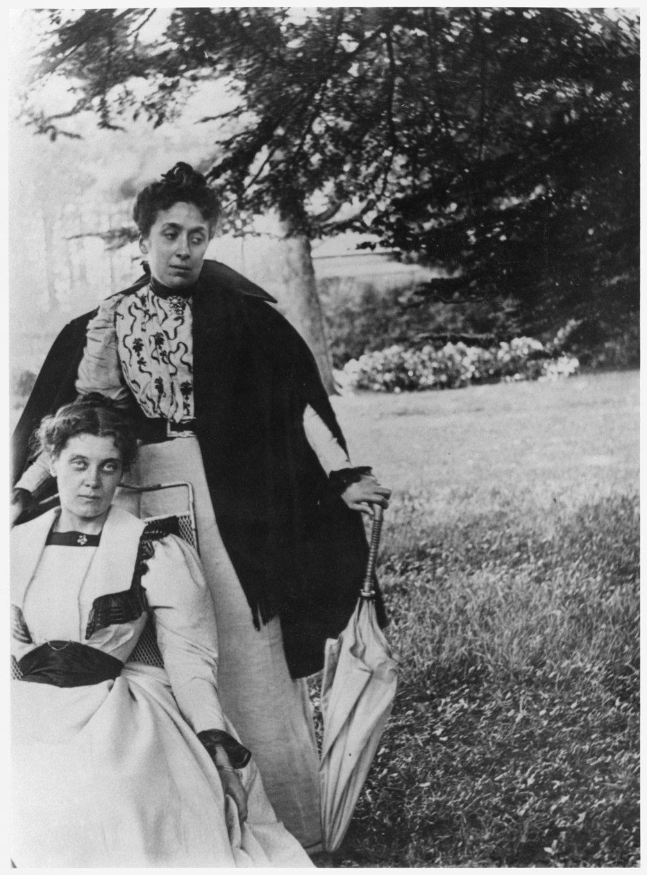 Mathilde Roberty a Madeleine Gide, zahrada Cuverville, kolem roku 1896 od French Photographer