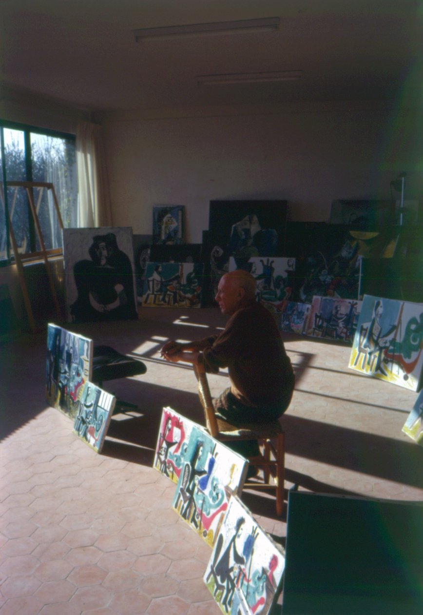 Pablo Picasso (1881-1973) ve svém ateliéru obklopený svou sérií Le peintre et son modele od French Photographer