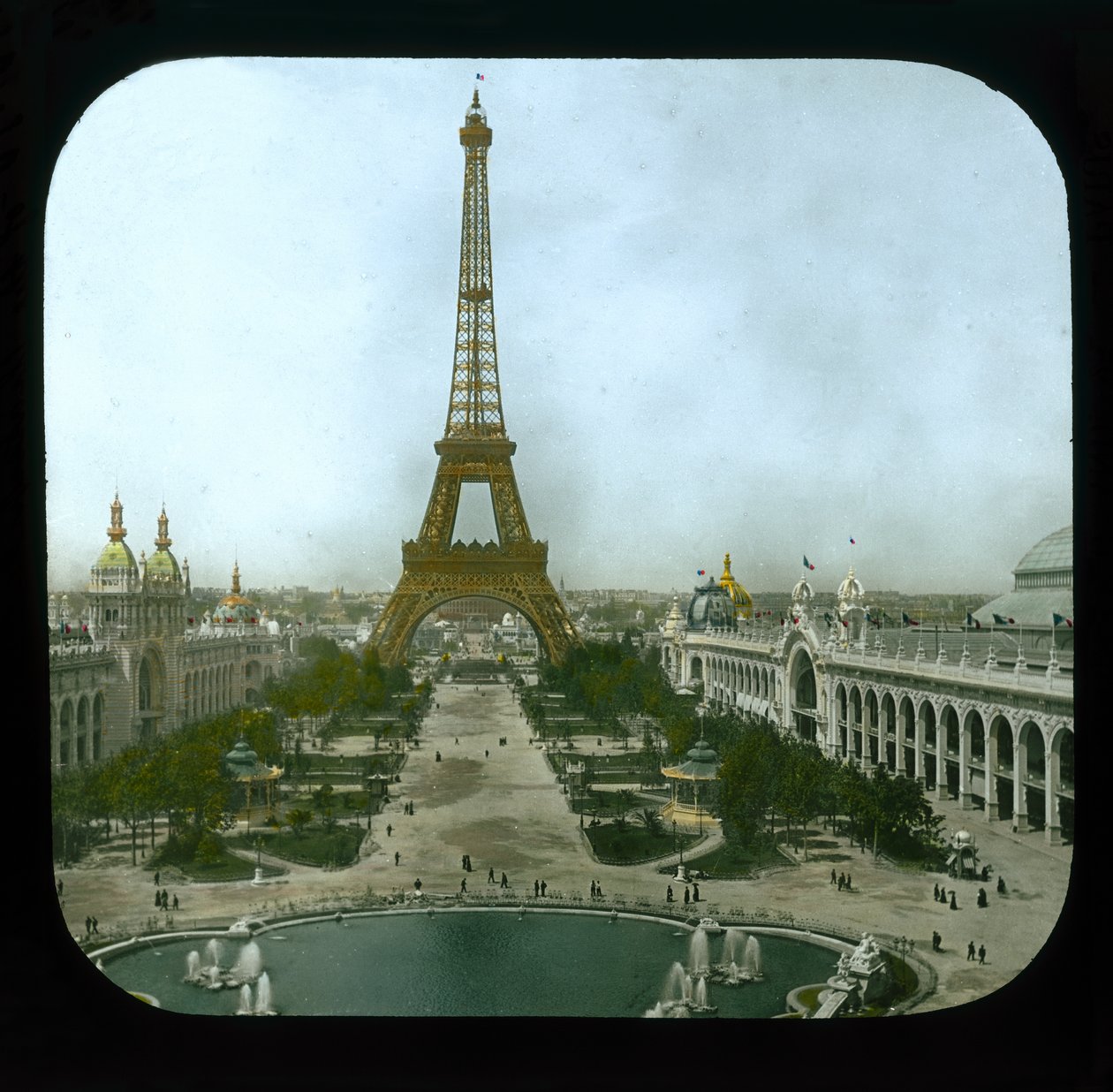 Pařížská expozice: Champ de Mars a Eiffelova věž, 1900 (skluzavka s lucernou) od French Photographer