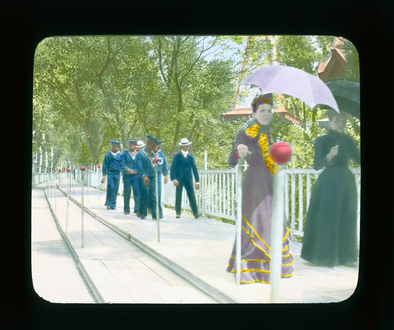 Pařížská expozice: Pohyblivý chodník, Paříž, Francie, 1900 (skluzavka lucerny) od French Photographer