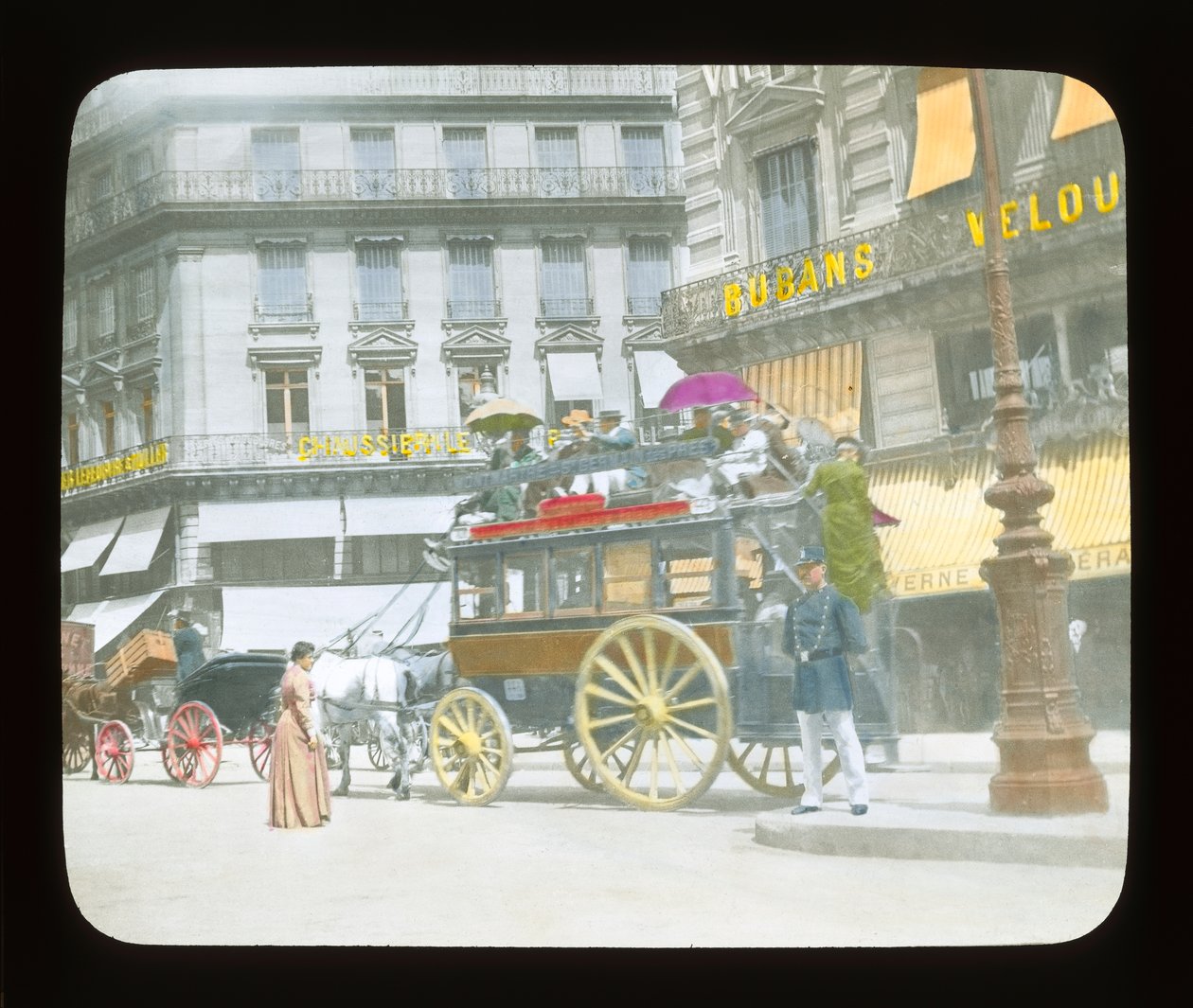 Pařížská expozice: Pouliční scéna, 1900 (sklíčko s lucernou) od French Photographer