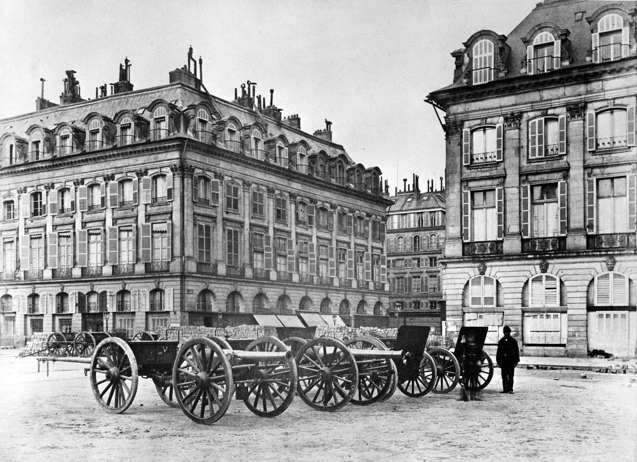 Pařížská ulice s barikádou a děly, 1870 od French Photographer