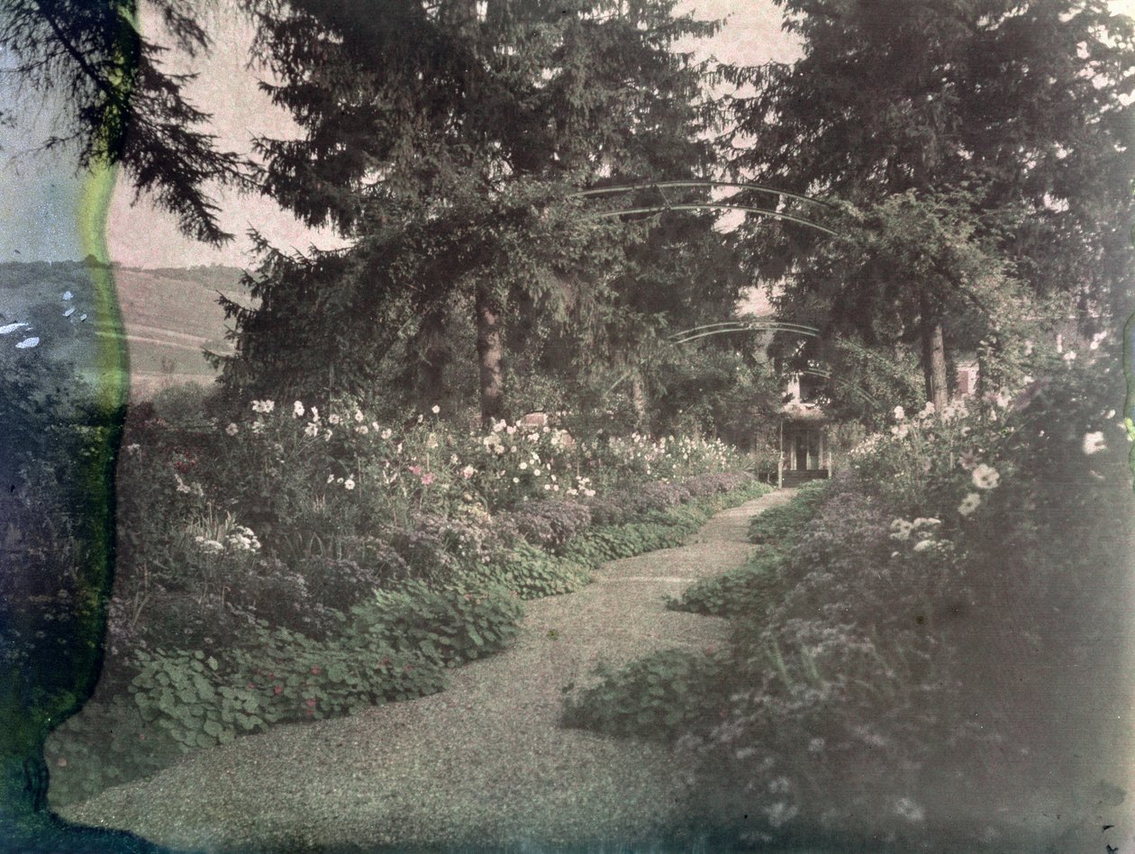 Cesta v Monets Garden v Giverny, počátek 20. let 20. století od French Photographer