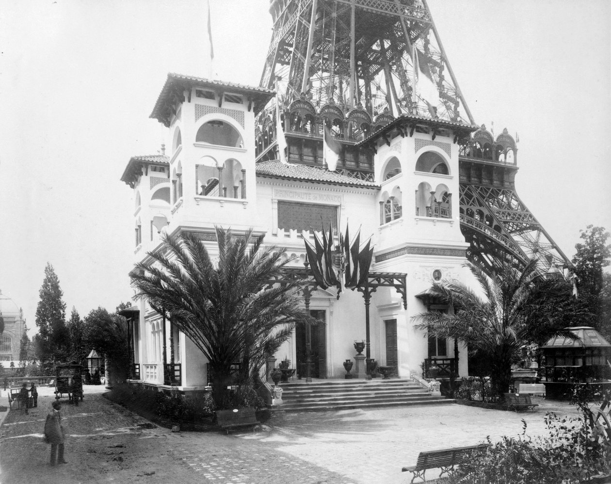 Monacký pavilon se základnou Eiffelovy věže v pozadí, Pařížská výstava, 1889 od French Photographer