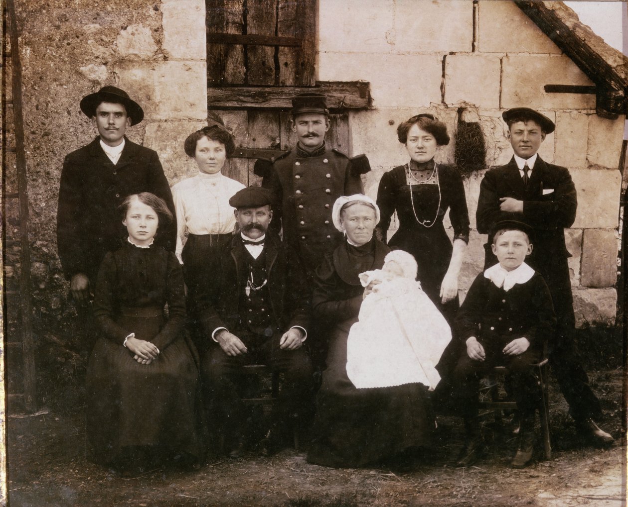 Rolnická rodina z oblasti Sarthe při křtu, konec 19. století od French Photographer