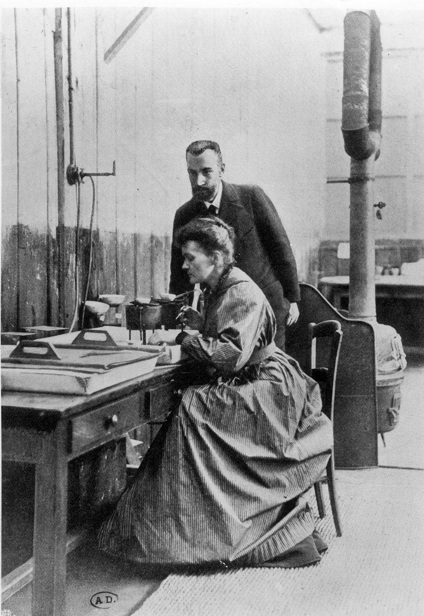 Pierre (1859-1906) a Marie Curie (1867-1934) ve své laboratoři, asi 1903 od French Photographer