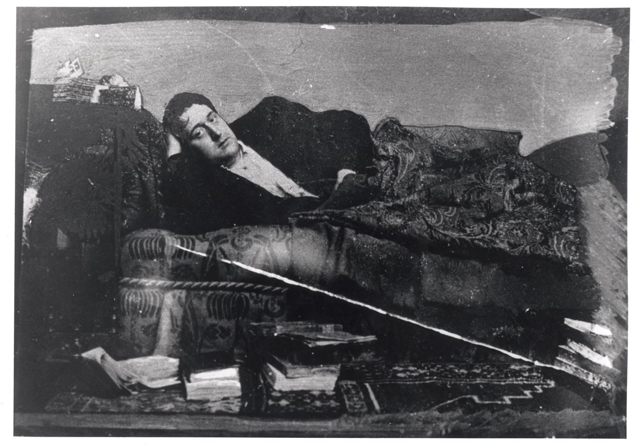 Portrét ležícího Guillauma Apollinaira (1880-1918), kolem roku 1910 od French Photographer
