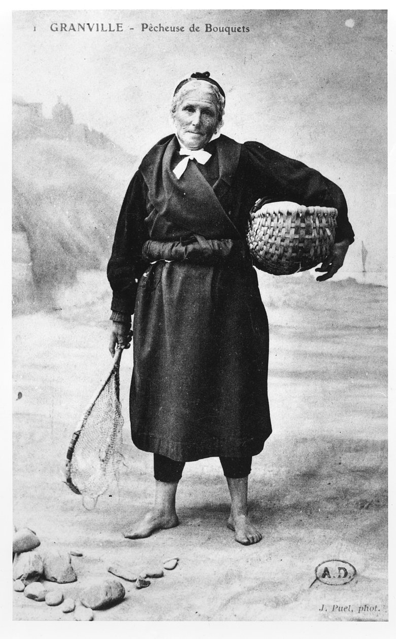 Pohlednice zobrazující Rybářku krevet z Granville, Normandie, počátek dvacátého století od French Photographer