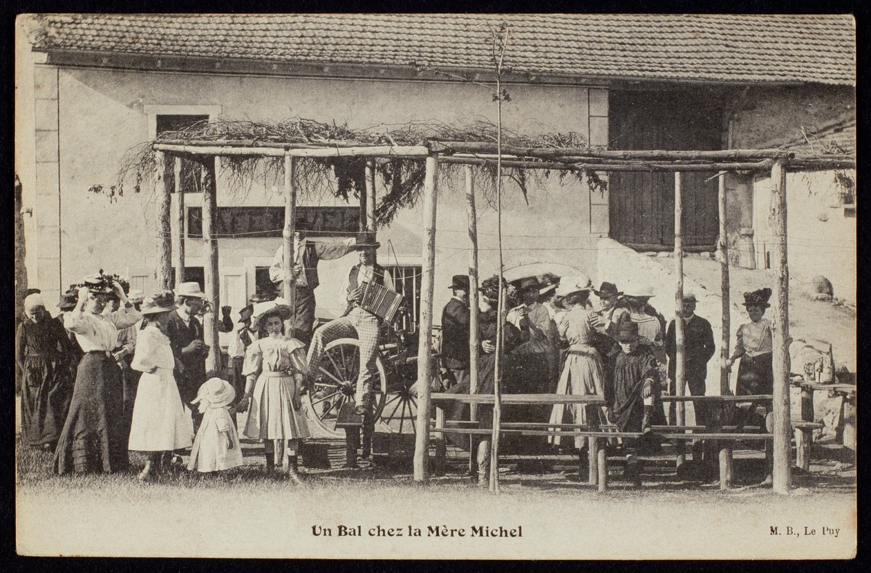 Pohlednice zobrazující tanec v Mere Michels, Le Puy, kolem roku 1900 od French Photographer