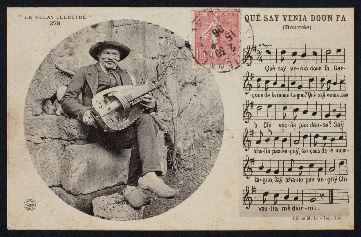 Pohlednice zachycující hráče na hurdy gurdy a notový zápis bourree, cca 1900 od French Photographer