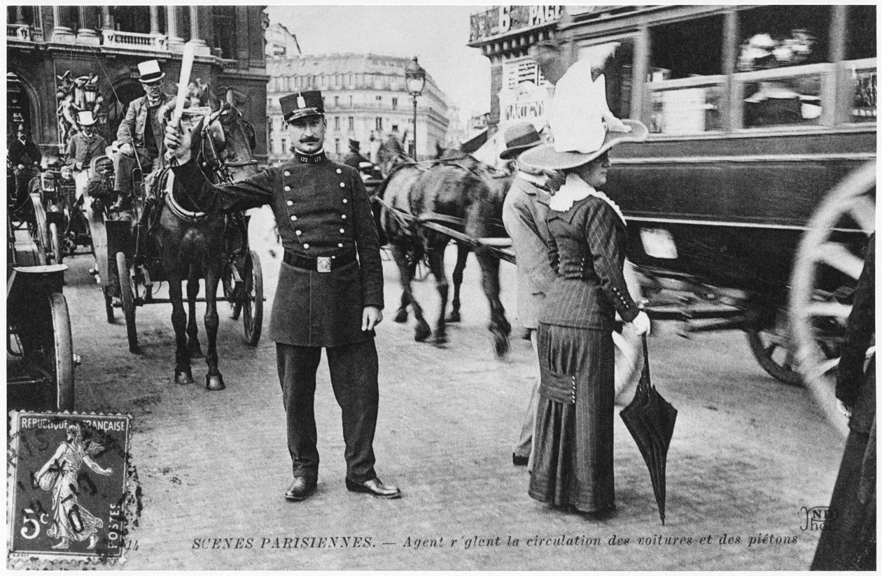 Pohlednice zobrazující policistu, který řídil dopravu v Paříži před rokem 1914 od French Photographer