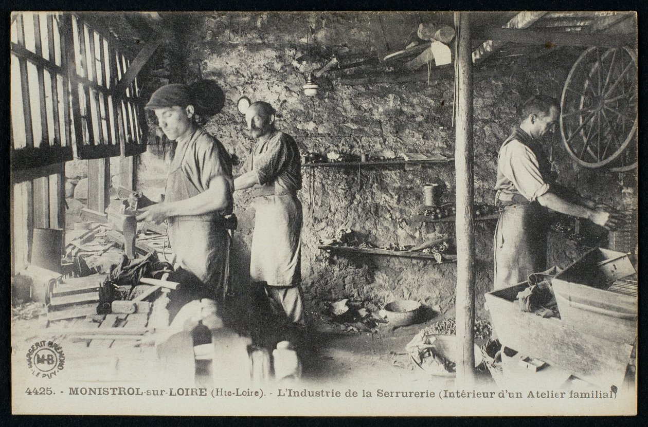 Pohlednice zobrazující zámečnickou dílnu v Monistrol sur Loire, Le Puy-en-Velay, kolem roku 1900 od French Photographer