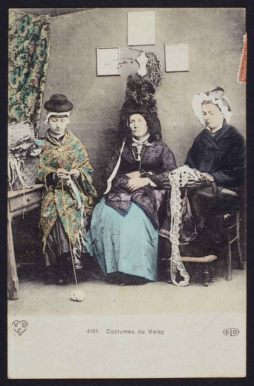 Pohlednice zobrazující kostýmy Velayů, kolem roku 1900 (barevné černobílé foto) od French Photographer