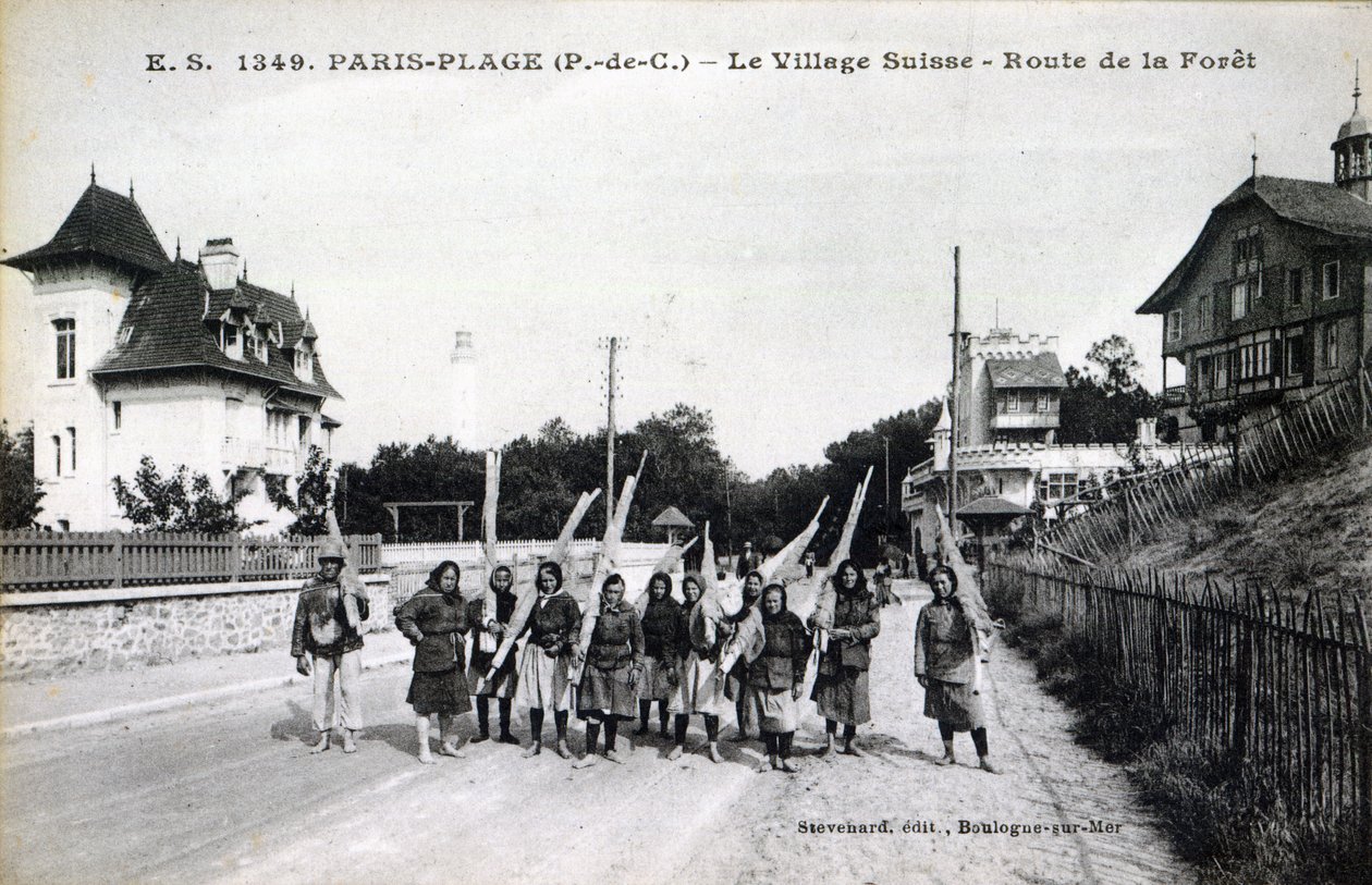 Pohlednice zobrazující rybáře garnátů ve Village Suisse, Paris-Plage, kolem roku 1910 od French Photographer