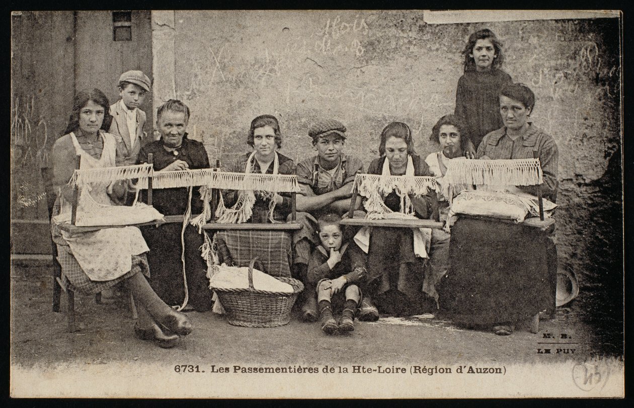 Pohlednice zobrazující výrobce bytového textilu v regionu Auzon, kolem roku 1900 od French Photographer