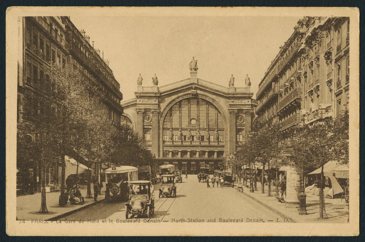 Pohlednice zobrazující Gare du Nord a Boulevard Denain v Paříži, kolem roku 1920 od French Photographer