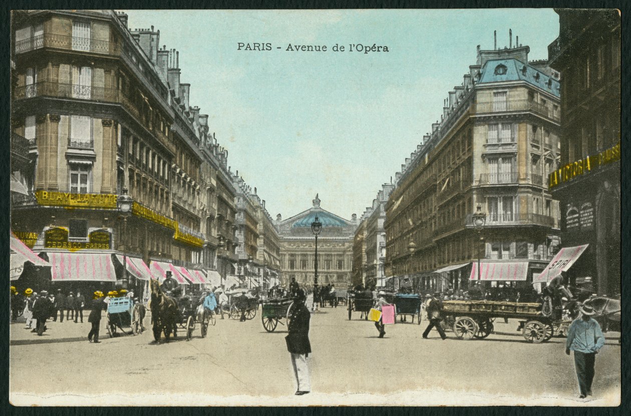 Pohlednice zobrazující Opera Avenue v Paříži, kolem roku 1900 (barevné černobílé foto) od French Photographer