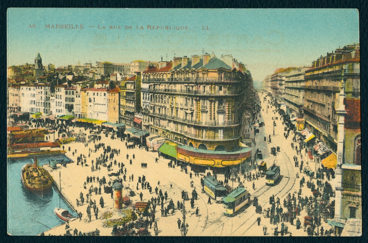 Pohlednice zobrazující Rue de la Republique v Marseille, Francie, cca 1920 (barevné černobílé foto) od French Photographer