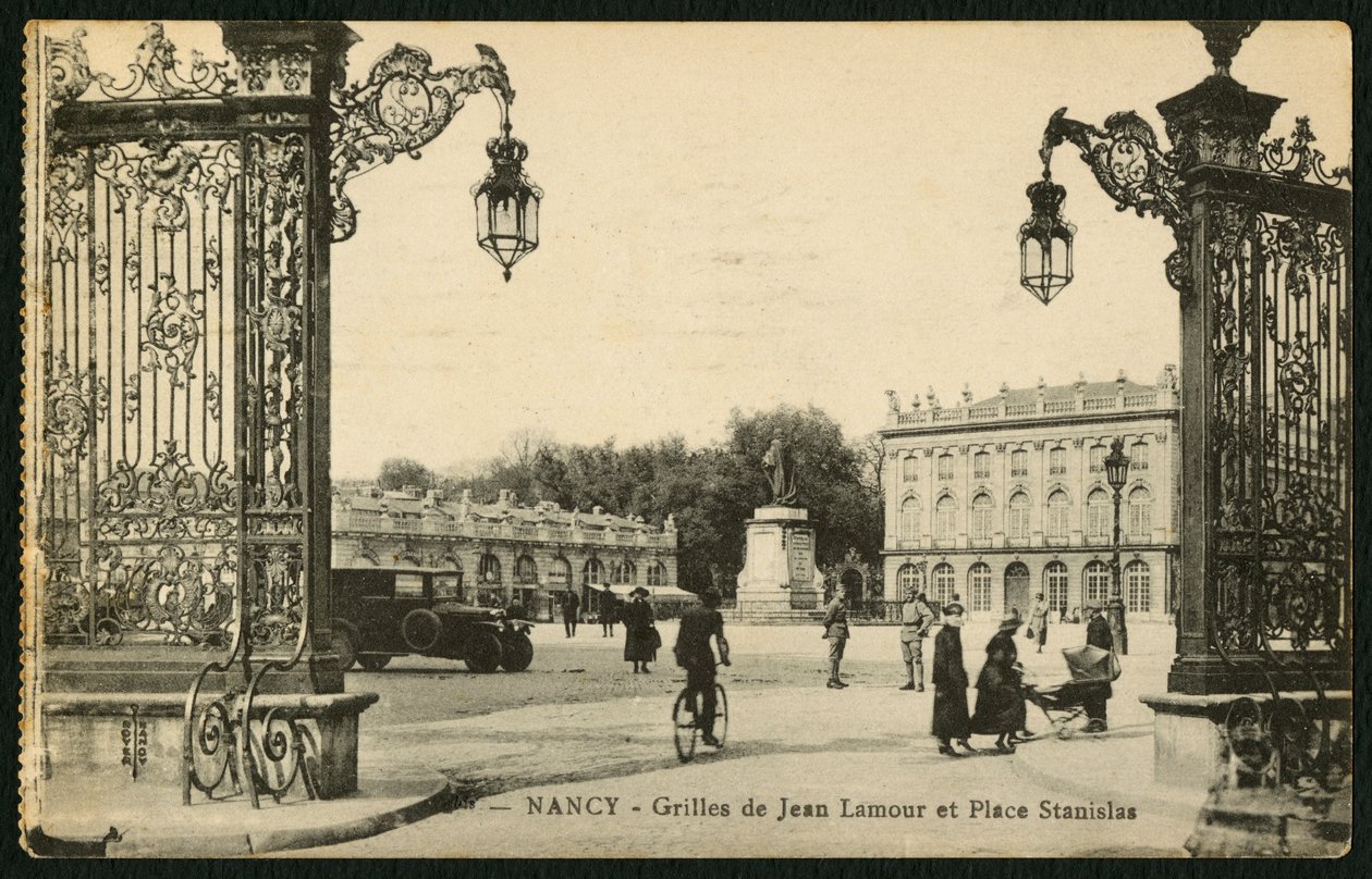 Pohlednice zobrazující náměstí Stanislas a pozlacené kované železné zábradlí Jeana Lamoura v Nancy, Francie, kolem roku 1920 od French Photographer