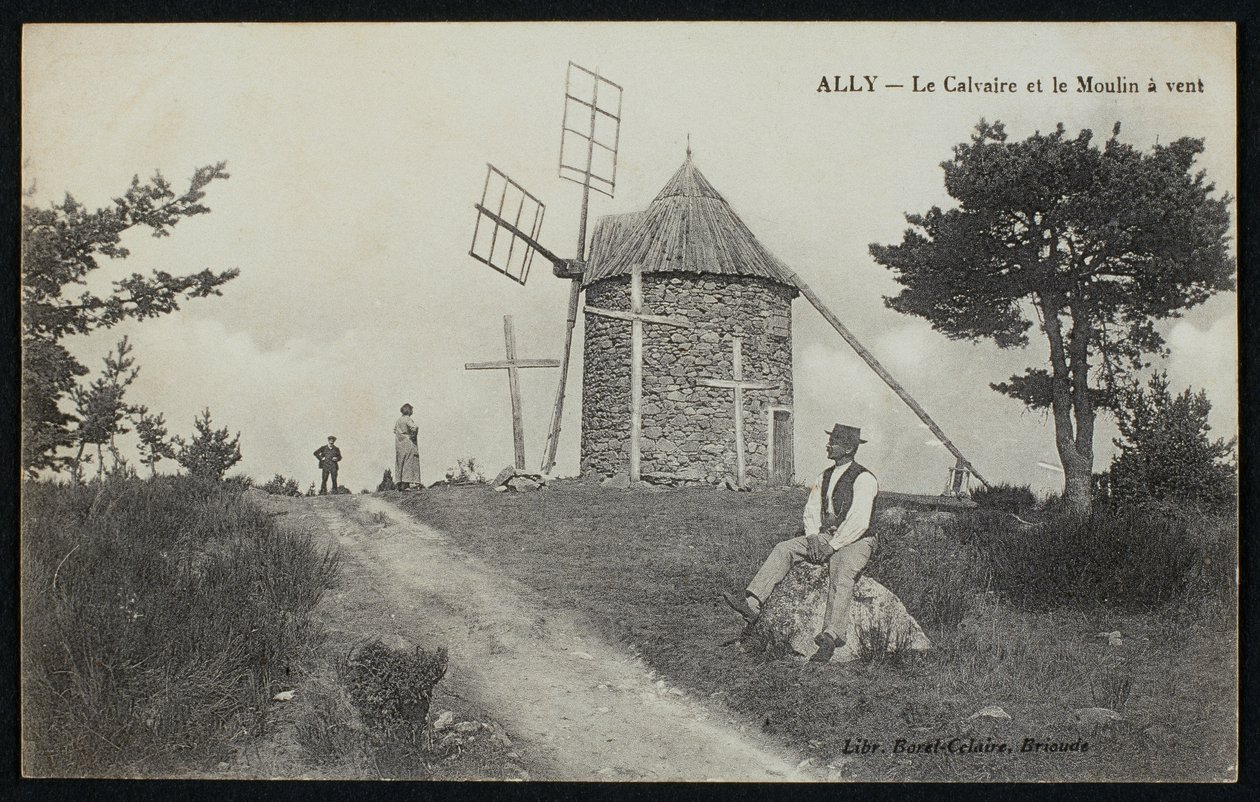 Pohlednice zobrazující kalvárii a větrný mlýn v Ally, Le Puy-en-Velay, kolem roku 1900 od French Photographer