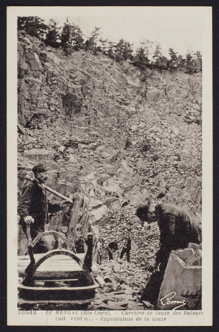 Pohlednice zachycující dělníky v lomu na výrobu kamene v Le Meygal, Balayes, Haute-Loire, cca 1900 od French Photographer
